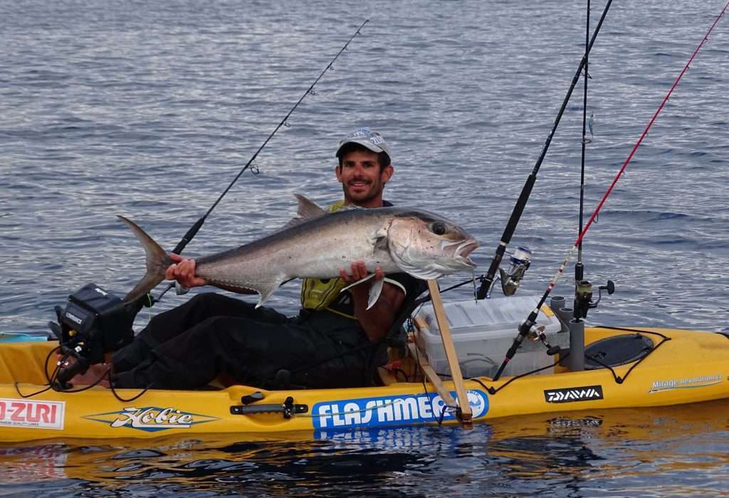 Etienne avec un superbe sériole pêchée en kayak ! 