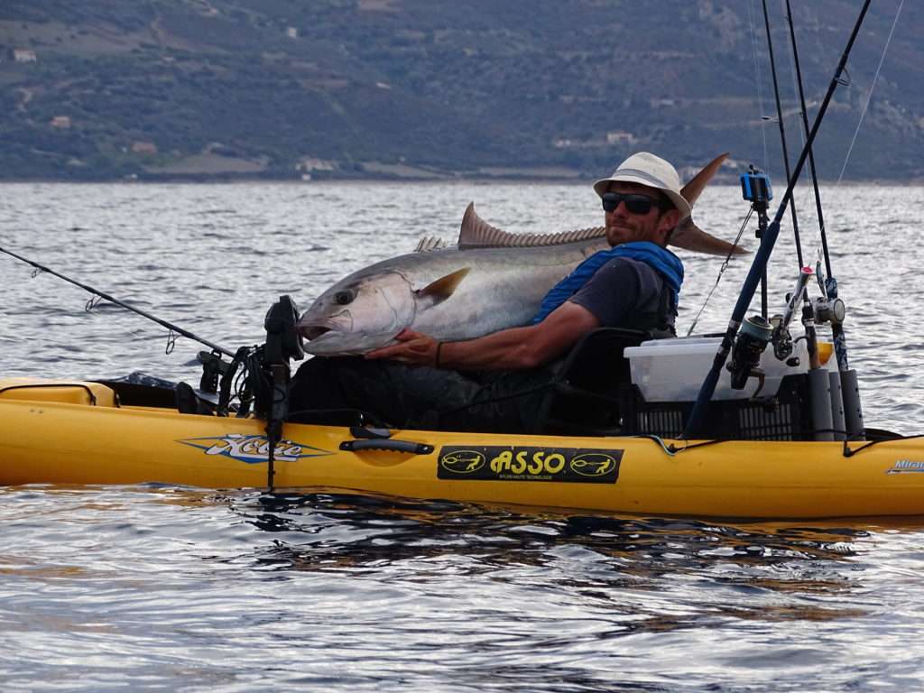 Colin avec une grosse sériole pêchée au vif en kayak