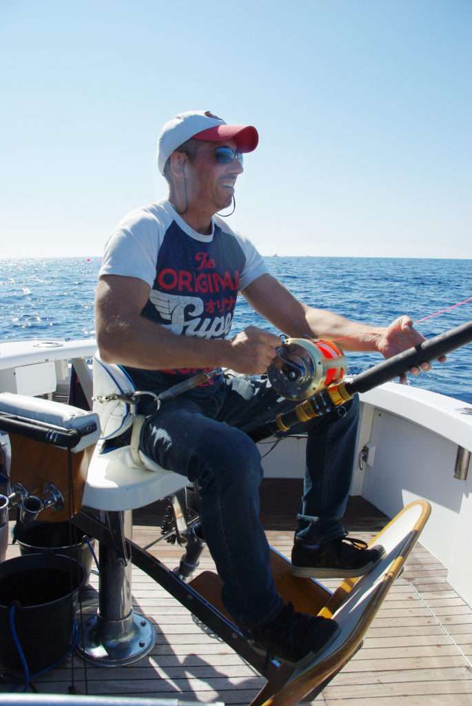 Combat avec un gros thon rouge pris au broumé avec une sardine