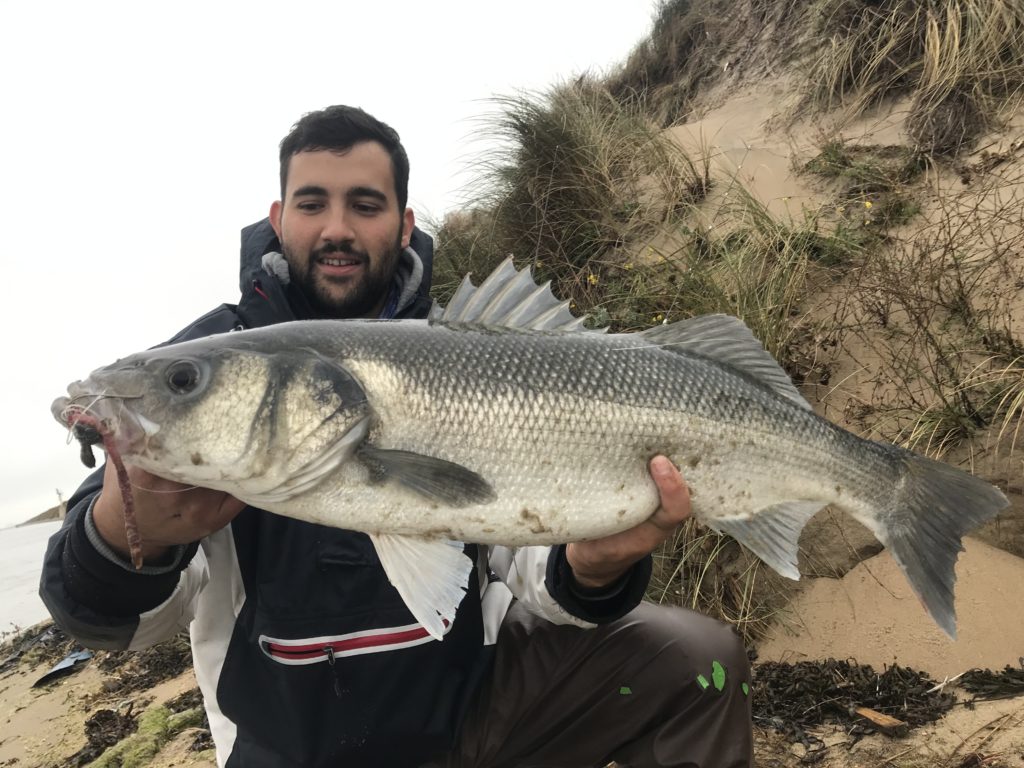 Magnifique bar de 81 cm pris au tenya Explorer Shallow par Idriss, le compagnon de pêche de Louis Cache !