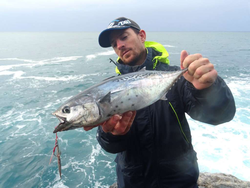 Vincent Goletto avec un beau bonitou pris en shore jigging avec un Jidai Explorer Tackle