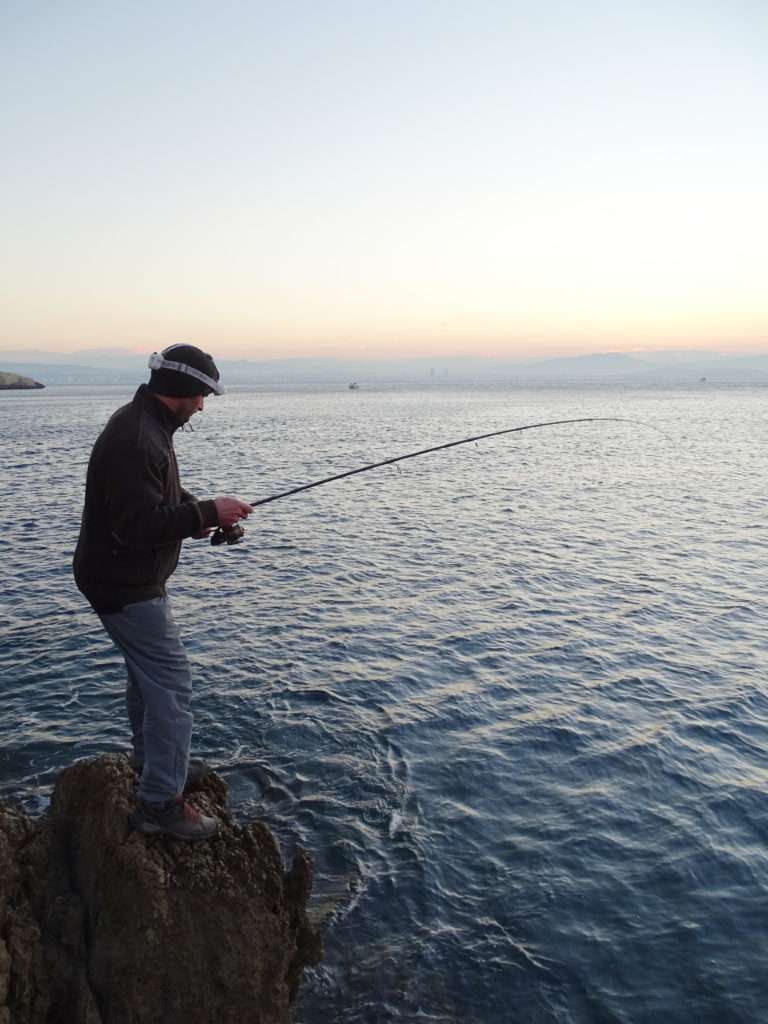 Etienne en combat avec une pélamide prise au Jidai Explorer Tackle en shore jigging