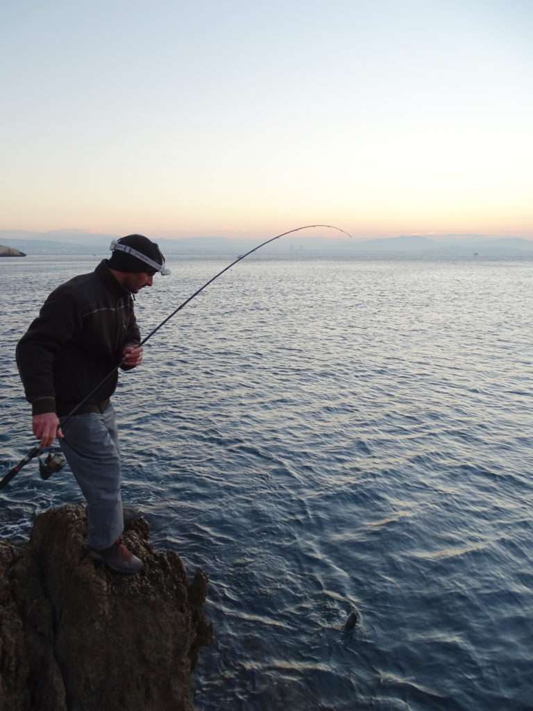 Etienne en combat avec une pélamide prise au Jidai Explorer Tackle en shore jigging