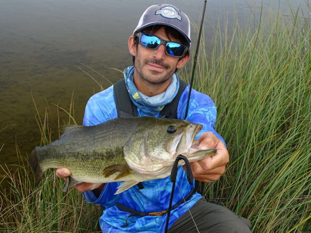 Beau bass pris par Etienne avec un Spanky manié en wacky en montage texas drop shot