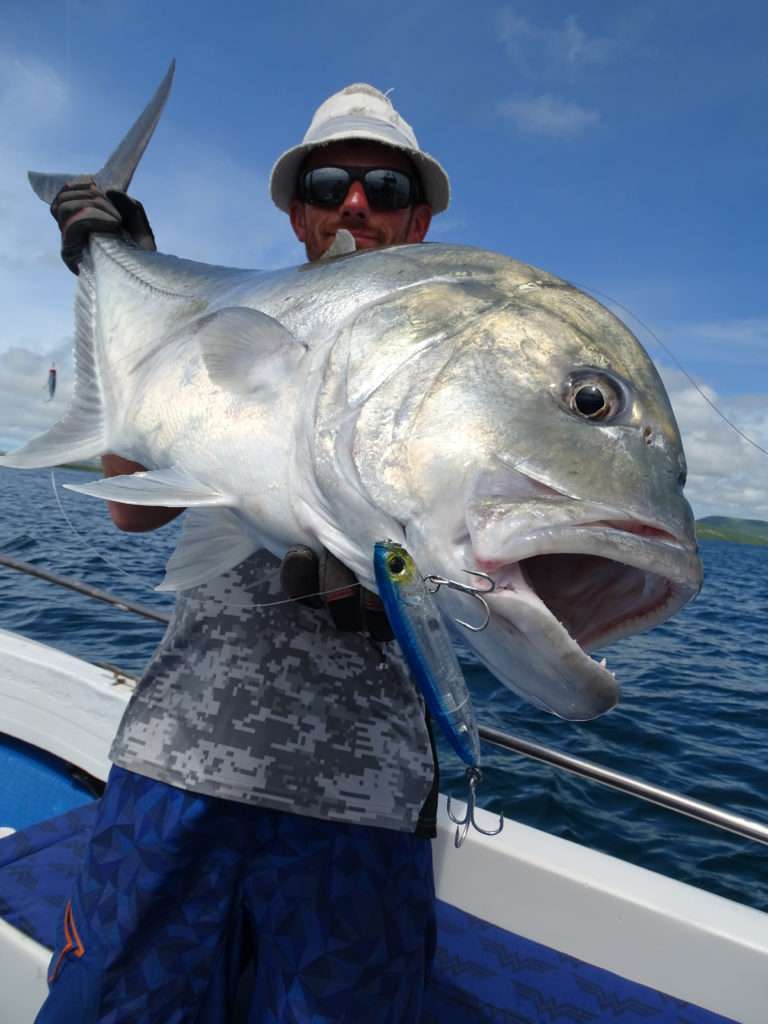 Colin avec une grosse carangue prise au 3DB Pencil 125 Yo-Zuri !