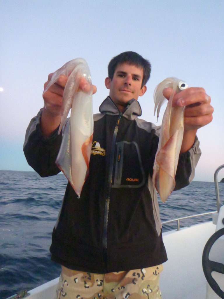 Etienne avec deux calamars pris en tataki à l’Ultra Bait Yo-Zuri