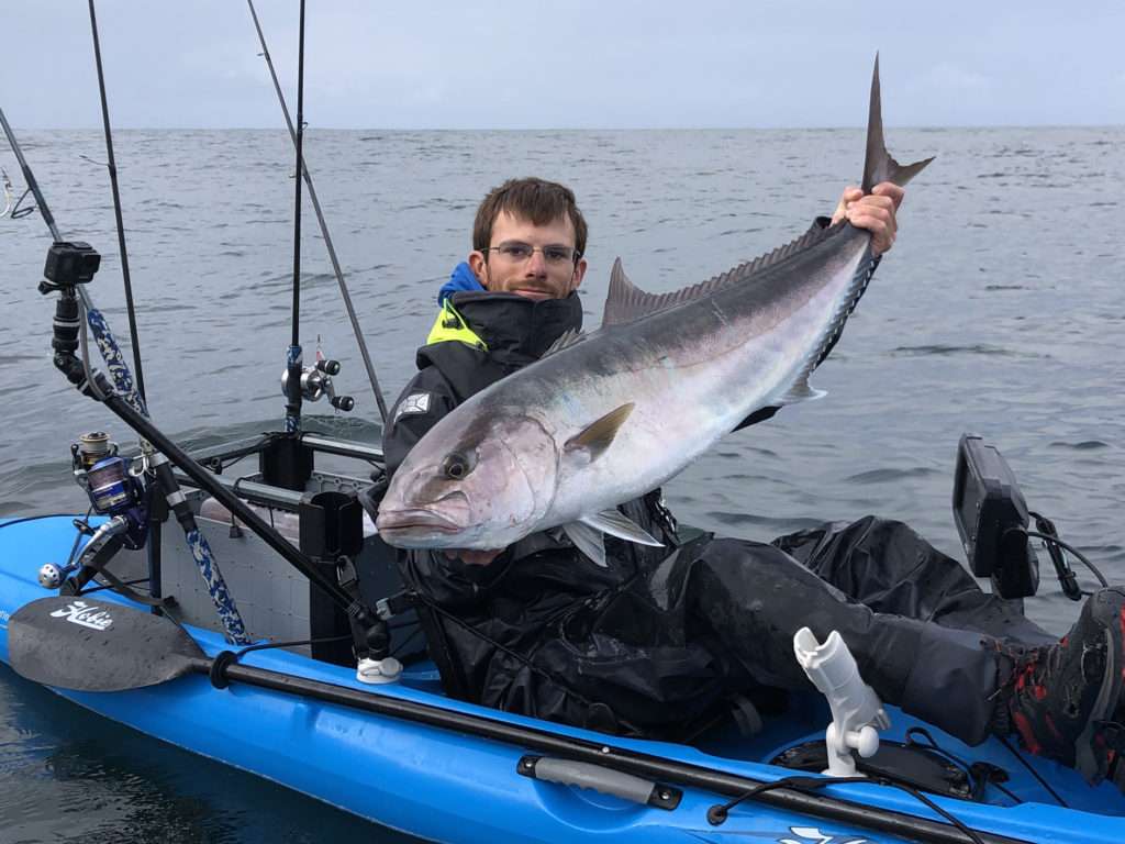 Colin avec une superbe sériole pêchée en kayak au Fireball Explorer Tackle ! 