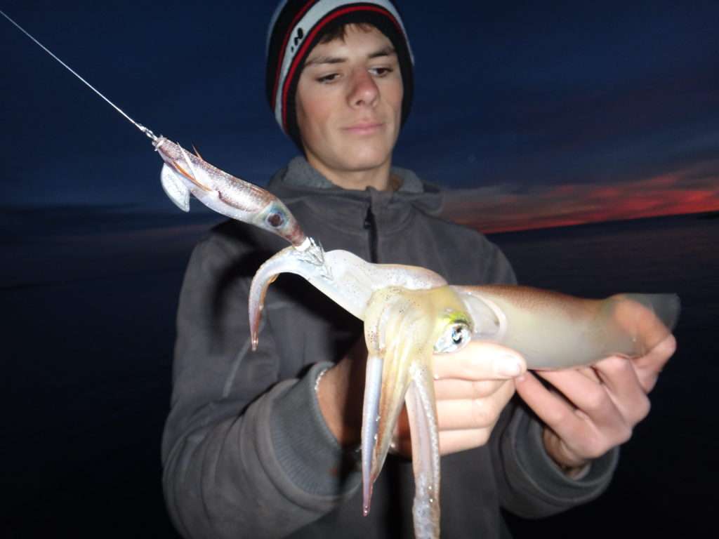 Colin et un calamar pris avec une Aurie-Q RS Yo-Zuri # 2.0