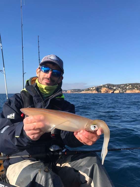 Etienne avec un calamar pris à l’Ultra Bait Yo-Zuri