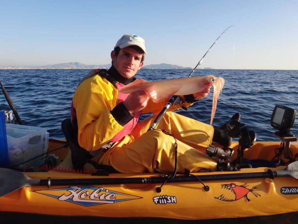 Etienne avec un calamar pris à l’Ultra Bait Yo-Zuri