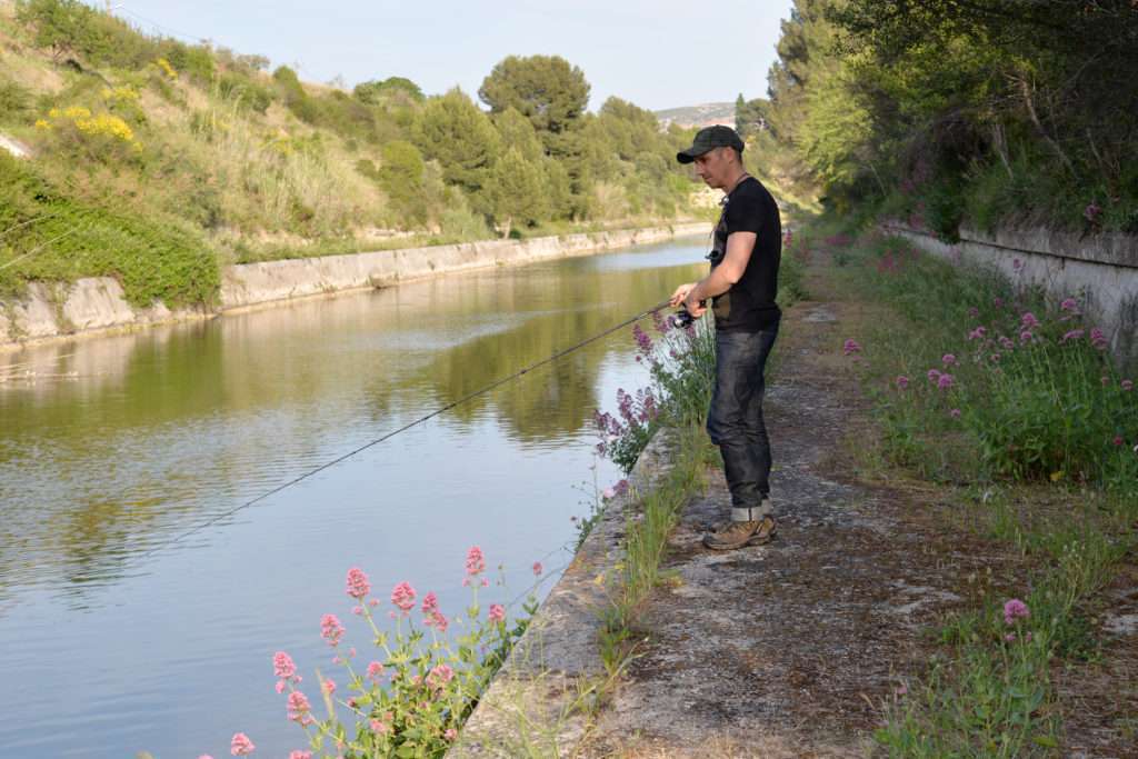 Ce pêcheur utilise un ensemble 5 / 20 g d’une longueur de 2,80 m