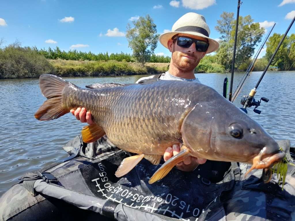 Colin avec une magnifique carpe prise avec un rubber jig Baby Boo jig doté d’une d’une Craw Chunk Yum