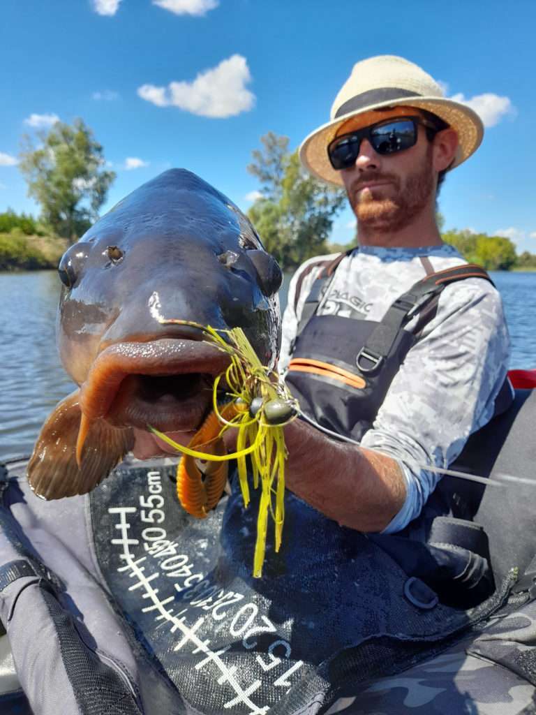 Colin avec une magnifique carpe prise avec un rubber jig Baby Boo jig doté d’une Craw Chunk Yum