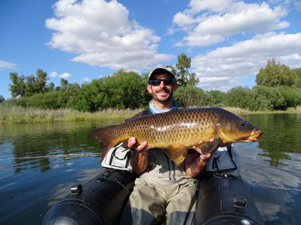 Etienne avec une belle carpe pêchée avec un rubber jig Baby Boo jig doté d’une Craw Chunk Yum