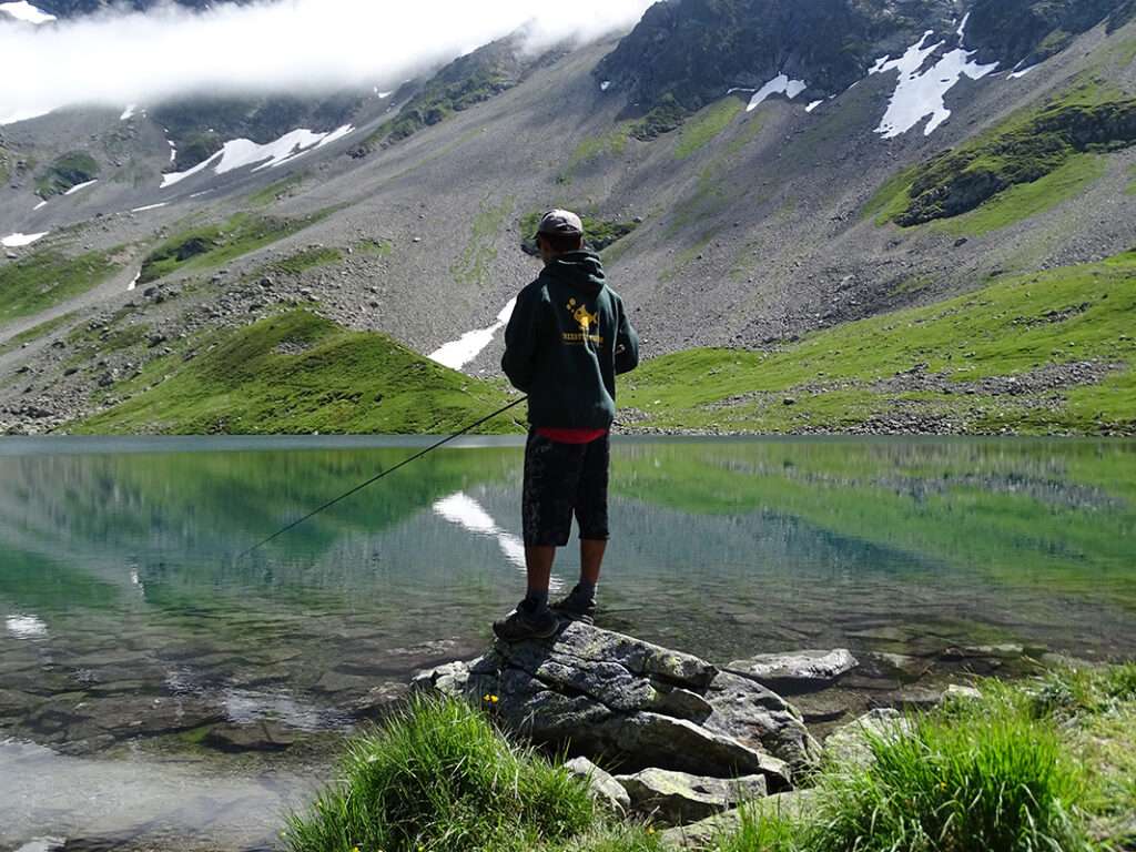 Etienne du team Flashmer pêchant les salmonidés à la bombette dans un lac