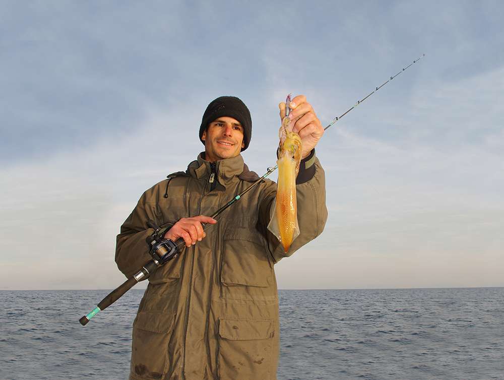 Etienne avec un calamar pris à l’Ultra Bait Yo-Zuri