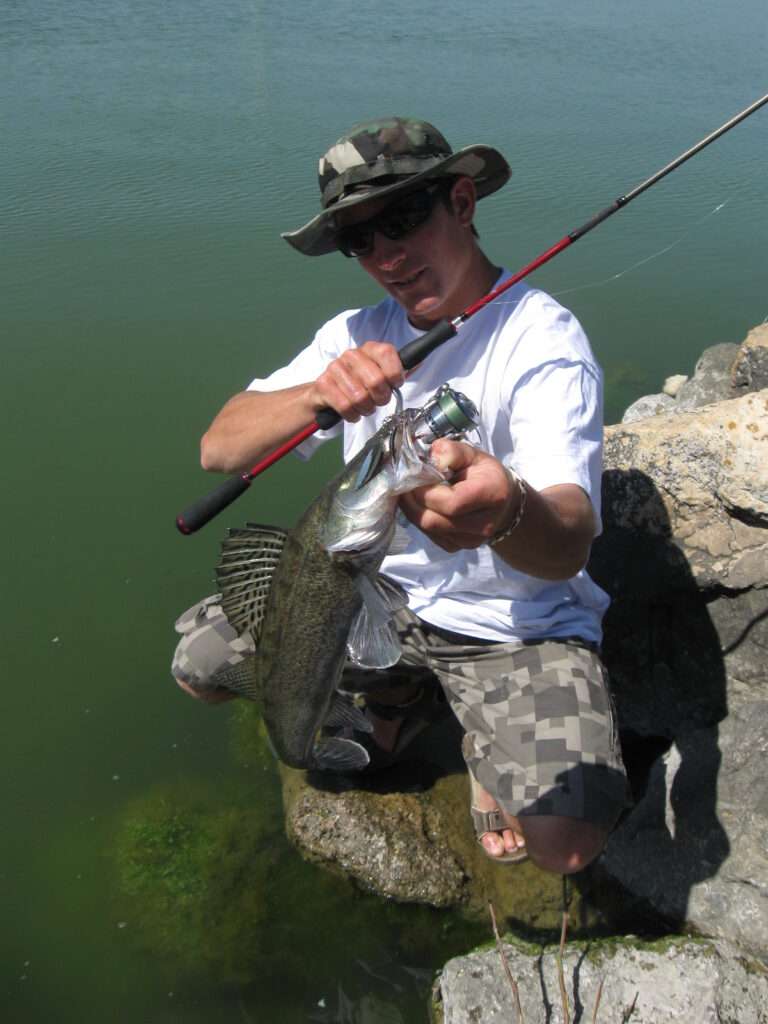 Vincent avec un beau sandre pris avec un spinnerbait Booyah ! 