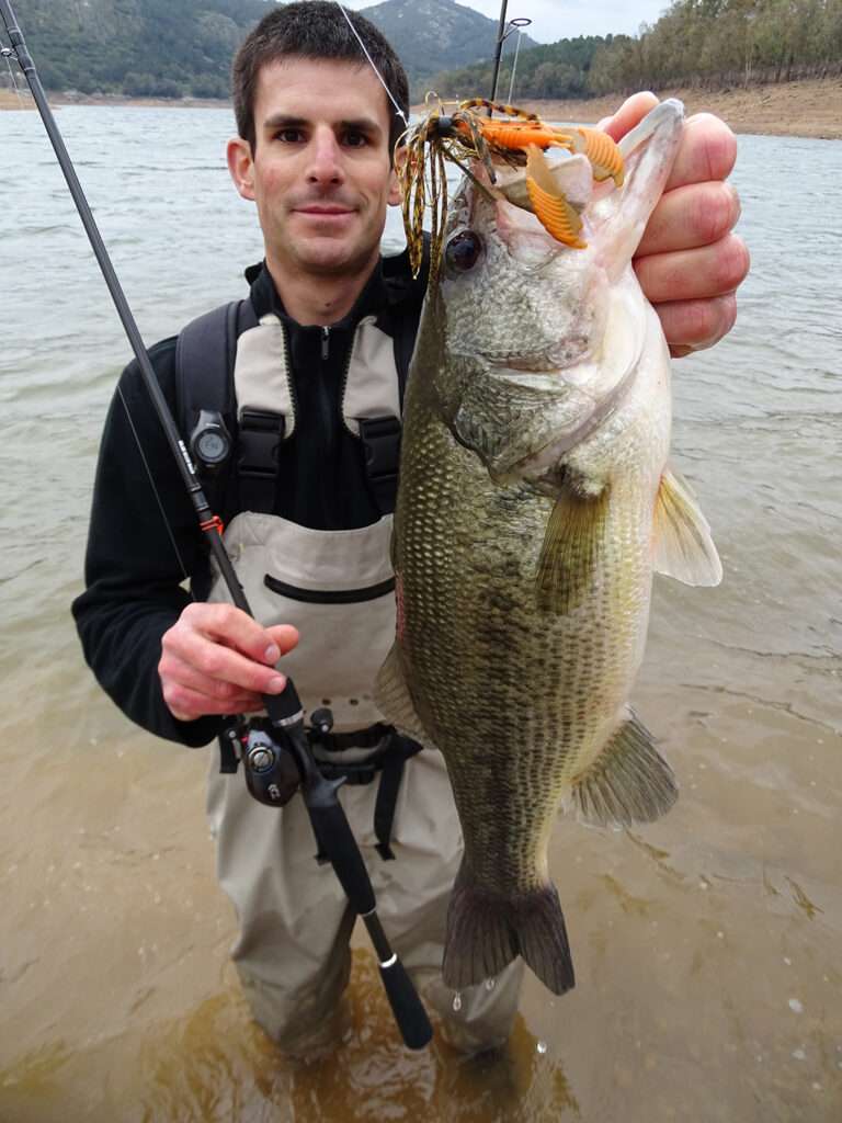 Bass pris au Baby Boo Jig associé à une Craw Chunk Yum par Etienne